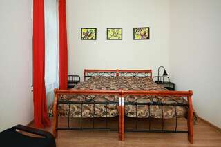 Отели типа «постель и завтрак» Sleep in BnB Вильнюс Семейный номер с ванной комнатой-8