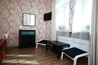 Отели типа «постель и завтрак» Sleep in BnB Вильнюс Семейный номер с ванной комнатой-11