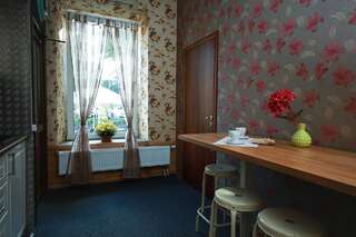 Отели типа «постель и завтрак» Sleep in BnB Вильнюс Стандартный семейный номер с собственной внешней ванной комнатой-3