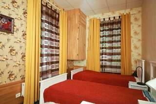 Отели типа «постель и завтрак» Sleep in BnB Вильнюс Стандартный семейный номер с собственной внешней ванной комнатой-6