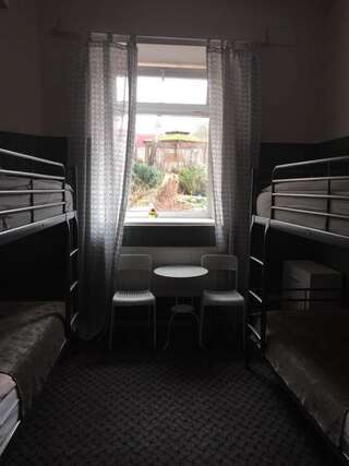 Отели типа «постель и завтрак» Sleep in BnB Вильнюс Четырехместный номер с ванной комнатой-2